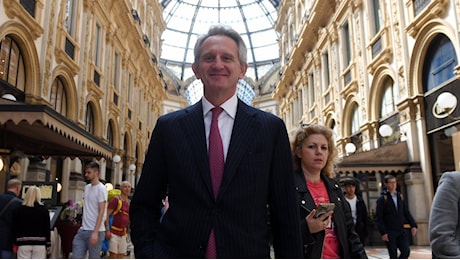 Mediobanca, il ceo Alberto Nagel e l'arbitro-giocatore Giorgia Meloni