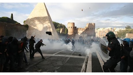 Cariche della polizia al corteo pro Pal a Roma