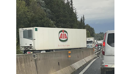 Camion intraversato in FI-PI-LI, tratto chiuso e traffico paralizzato