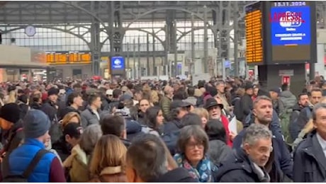 Ritardi dei treni e disagi a Milano: centinaia di persone in attesa in stazione Centrale