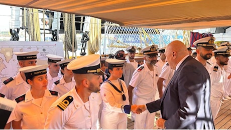 Guido Crosetto elogia l'equipaggio dell'Amerigo Vespucci ad Abu Dhabi