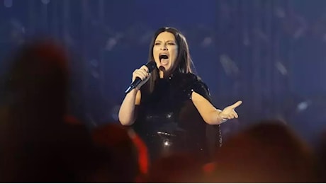 Laura Pausini, rinviato il concerto a Livorno per una «forte influenza»: come fare per i biglietti