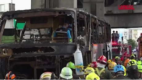 Thailandia, scuolabus prende fuoco nei pressi di Bangkok