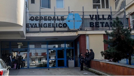 Napoli, maneggia una pistola e spara per sbaglio alla figlia di 7 anni: denunciato