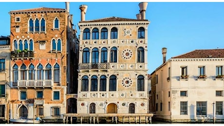 Ca’ Dario, il palazzo maledetto di Venezia è stato venduto per 18 milioni di euro. La leggenda: «Chi lo compra muore»