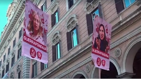 Corteo pro Palestina a Roma, fra i cartelli anche i volti della Meloni e della Schlein coperti da macchie di sangue