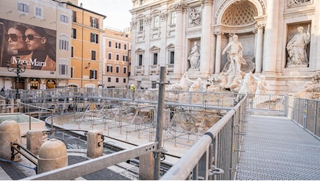 Fontana di Trevi, pronta la passerella per camminare sulla vasca (vuota)