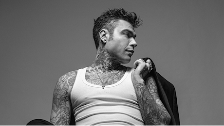 Fedez, le riflessioni nostalgiche su un amore perduto: «Ora mi tengo strette le foto che ti facevo di nascosto. Voglio imparare ad amare, ma ho esaurito tutte le mie lacrime»