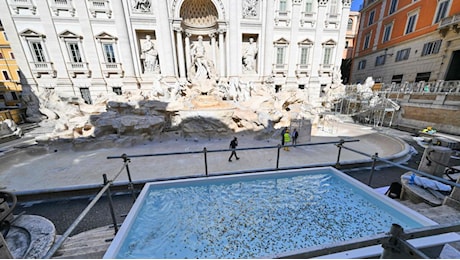 Fontana di Trevi in restauro chiusa e senz'acqua: allestita una piccola piscina per lanciare le monetine beneauguranti