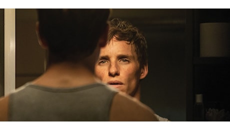 Un grande Eddie Redmayne ci porta negli occhi dell’assassino: perché vedere da oggi “The Day of the Jackal”