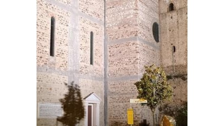 Chiesa di San Donato e torre campanaria illuminate di blu per la Giornata internazionale di prevenzione del diabete