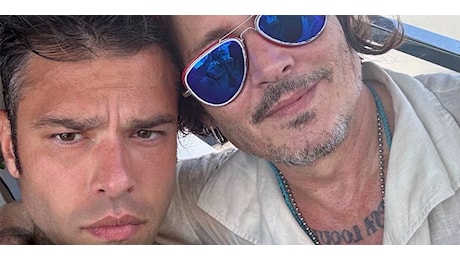 Ma cosa ci faceva davvero Fedez a St Tropez (insieme a Johnny Depp)?