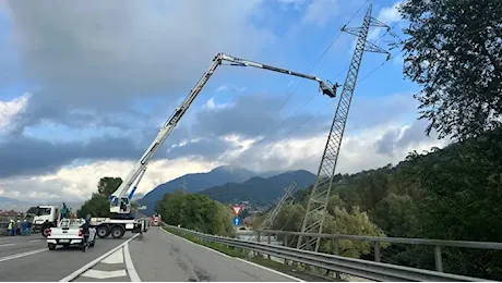 Maltempo, la piena del Serio: cedono i tralicci a Nembro - Foto e video