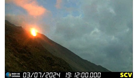 Stromboli : forte esplosione del vulcano e lava