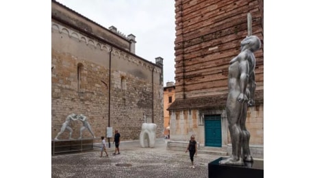 The watcher: le sculture monumentali di Emanuele Giannelli in mostra a Pietrasanta
