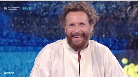 Jovanotti torna in tv a CTCF dopo l'incidente in bici: La mia gamba di titanio suona in aeroporto