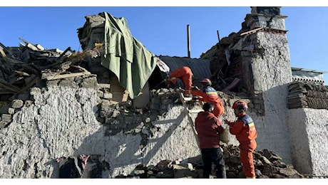 Violento terremoto in Tibet: almeno 53 morti nella scossa di magnitudo 7.1 tra Cina e Nepal, il più forte degli ultimi 5 anni