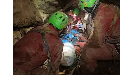 Le immagini delle operazioni di salvataggio nella grotta di Bueno Fonteno