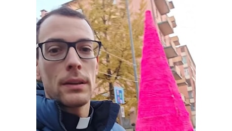 Verona, il prete contro l’albero di Natale: «Un pistolotto fucsia, troppa frociaggine in Comune»