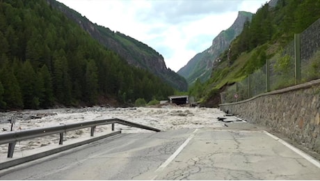 Maltempo in Valle d'Aosta, la strada verso Cogne distrutta dalla furia del torrente