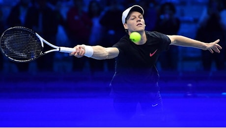 Sinner doma anche Medvedev alle Atp Finals: semifinale da primo del girone