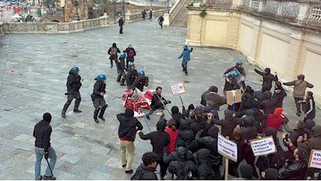 Casapound sfila a Bologna, scontri polizia-antagonisti. Meloni: sinistra complice