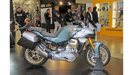 Moto Guzzi V 100 Mandello, ha più elettronica e celebra la galleria del vento