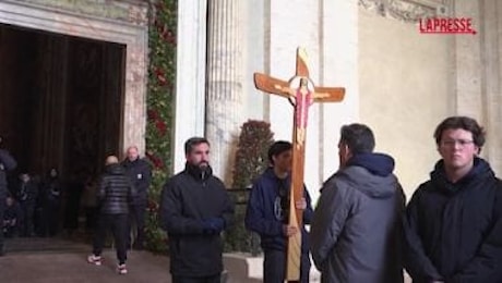 Giubileo, i fedeli cattolici attraversano la Porta Santa per ricevere l'indulgenza