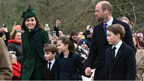 La principessa Kate, William e i figli con Re Carlo e Camilla alla messa di Natale a Sandringham