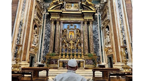 Papa Francesco in preghiera alla Basilica di Santa Maria Maggiore