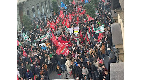 'Il lavoro non è fuori moda', in duemila in corteo a Firenze nel giorno dello sciopero del settore