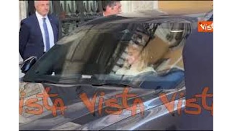 Meloni lascia il Senato dopo il premier time e sale in macchina