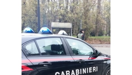 Accoltellata dall'ex che poi fugge in auto, donna ferita in strada a Guastalla