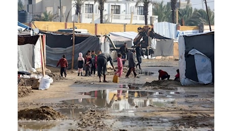 Gaza, nel campo profughi di Deir al Balah: Così i bambini stanno morendo di freddo”