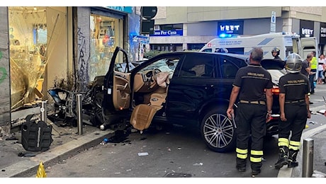 Auto contro la vetrina, due morti