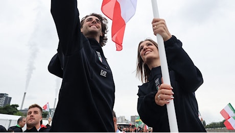 Gianmarco Tamberi perde la fede nuziale mentre sventola il Tricolore durante la Cerimonia d'Apertura: la ricostruzione