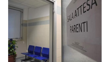 Pescara, muore un parente in ospedale: sfasciano il reparto e minacciano i medici