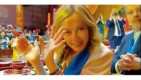 Giorgia Meloni con la figlia Ginevra a una festa di compleanno cinese: tra saluti e canzoni di felice augurio - Il video
