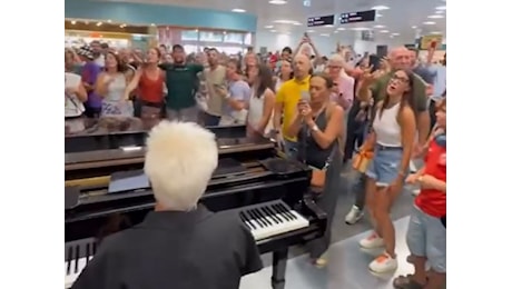 Caos informatico, all’aeroporto di Palermo si canta e si balla dopo lo stop dei voli – Il video