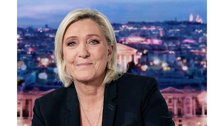 Crisi governo Francia, Le Pen gela Macron: Posso votare di nuovo mozione di censura