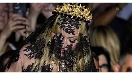 Madonna velata alla sfilata di Dolce e Gabbana alla Milano Fashion Week, poi il party e la torta. Roberto Bolle paparazzo speciale