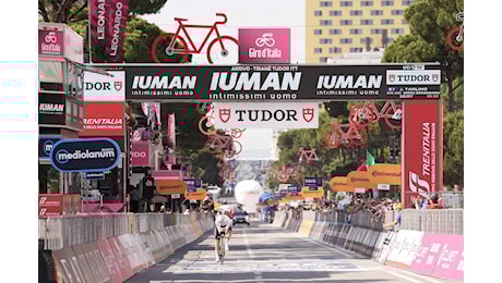 Giro d’Italia 2025, Joshua Tarling batte di 1″ Primož Roglič nella crono – Lo sloveno nuova Maglia Rosa per un solo secondo su Mads Pedesen