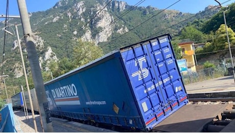 Cilento, stop ai treni per i lavori dopo l'incidente ferroviario: Italia divisa in due, disagi e proteste