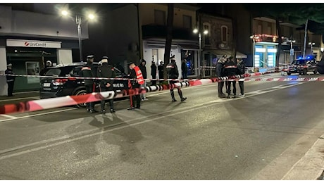 Accoltella 4 persone a Capodanno, carabiniere spara per difendersi e lo uccide. Il testimone: «Ci inseguiva col coltello»