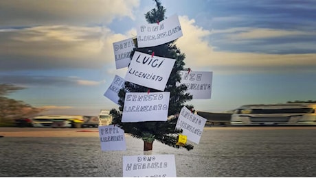 Stellantis, la protesta Trasnova a Pomigliano: su un albero di Natale i nomi dei licenziati