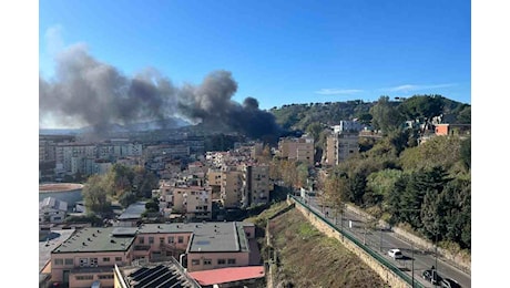 Esplosione, fiamme e blackout: pericoloso incendio a Fuorigrotta (FOTO)