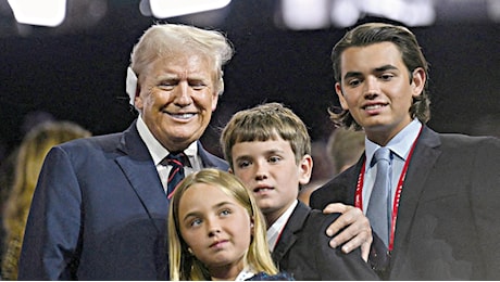 La notte di Trump sul palco con la famiglia sente il trionfo in tasca: “Vincerò, Dio è con me”