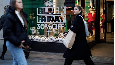 Meno acquisti tra Black Friday e Natale, 3 italiani su 10 non faranno regali