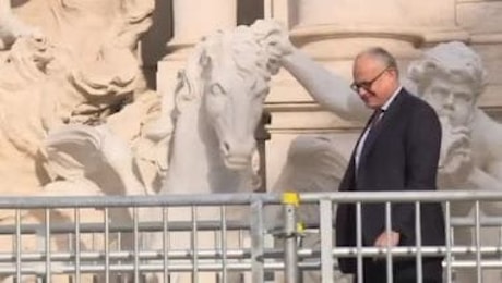 Inaugurata la passerella a Fontana di Trevi, primi turisti stupiti