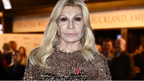 Donatella Versace e l'ultima «trasformazione»: storia di una donna che si prende cura di sé e diventa icona inconsapevole